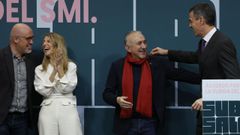 Unai Sordo (CC. OO.), la ministra Yolanda D�az, Pepe �lvarez (UGT) y el presidente del Gobierno, Pedro S�nchez, tras firmar el acuerdo para subir el salario m�nimo