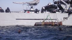 Izado de un torpedo en cabo Udra, en Bueu, en el 2010