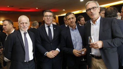 De izquierda a derecha: el director general de Corporación Voz de Galicia, Lois Blanco, el alcalde de Ribadeo, Daniel Vega, el delegado de la Corporación Voz de Galicia en A Mariña, Miguel Sande, y el comercial de La Voz de Galicia en Viveiro, Luis García, en la comida ofrecida después de los Encuentros en el Eo