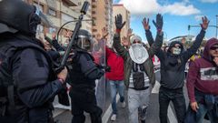 Incidentes y cargas policiales en la manifestaci�n del sector del metal en C�diz