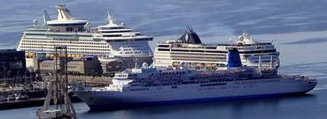 El puerto registr� ayer otra triple escala. Uno de los buques atrac� en el muelle de Comercio. 