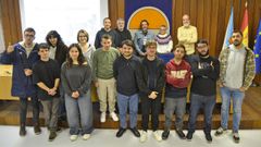 Foto de familia de los estudiantes participantes, con sus profesores y el autor del libro