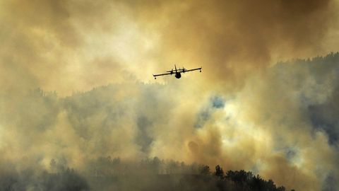 Un hidroavin intenta sofocar un incendio en los montes de Soto de Las Regueras