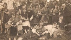 Grupo de mujeres maragatas con sus vestimentas t�picas, en Nar�n en los 40.