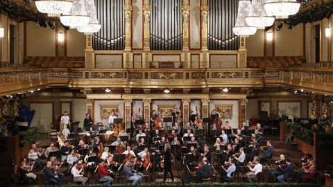 Welser-Möst, en uno de los recientes ensayos de la Orquesta Filarmónica de Viena en la Sala Dorada.