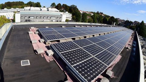 Placas solares en un edificio.