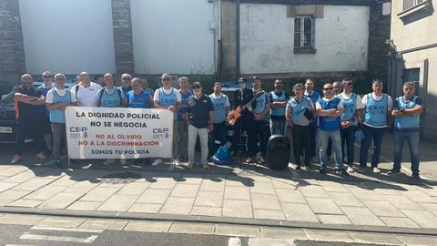 Imagen de la protesta ocurrida este martes en Lugo delante de la comisar�a de la polic�a.