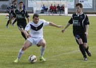 Adri�n Armesto, que fue expulsado, condude el bal�n en A Pinguela ante el Sada. 