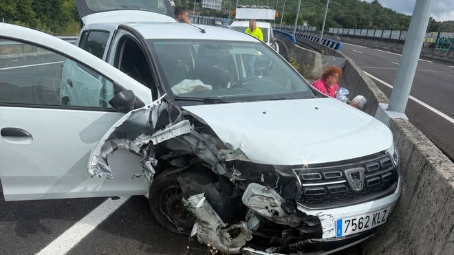 Estado en el que qued� el turismo accidentado en la AG-53 en el que viajaban cinco integrantes de la Orquestra Sons de Agui�o de Ribeira
