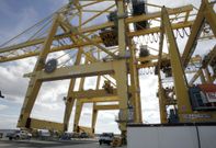 Vista de las grandes gr�as de muelle para contenedores en Caneli�as. 