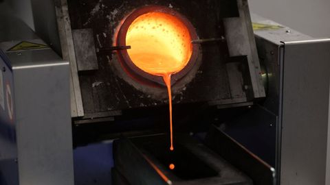Imagen de un joyero fundiendo oro. 