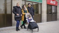 Una familia de turistas tras alquilar un coche en la intermodal de Ourense