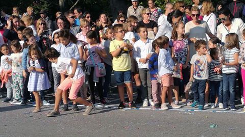 Los nios se arremolinan junto a la carretera para ver las carrozas del desfile del Da de Amrica en Asturias.Los nios se arremolinan junto a la carretera para ver las carrozas del desfile del Da de Amrica en Asturias