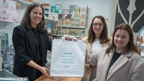 A alcaldesa de Muros, Mar�a Lago, e a concelleira de Promoci�n Econ�mica, Laura Rivadeneira, nun comercio do municipio.