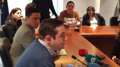 De Deus (PP), en primer t�rmino, nuevo alcalde, y Pilar D�az (EU), al fondo, en el pleno extraordinario