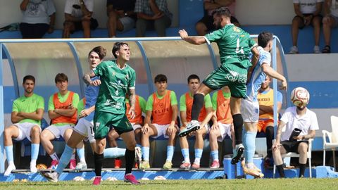 Cora salta por el bal�n con Bo�n, en la visita del Antela al Kiko Rey de Cantarrana en la primera jornada.