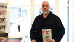 El escritor Josan Hatero con su novela &laquo;La memoria de las bicicletas&raquo;, con la que gan&oacute; El Barco de Vapor. 