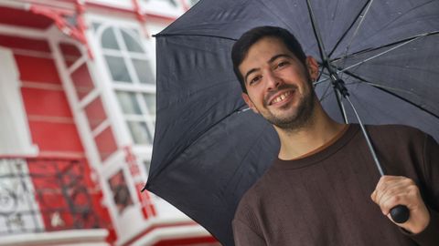 Dani Fontán (na foto, o mércores en Ferrol) ensina galego en internet.