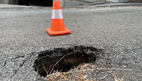«Bache en el lugar de Laranxos, en O Eixo, notificado durante 3 meses al Ayuntamiento. Los vecinos han colocado un cono para señalizarlo ya que es peligroso para coches y viandantes. El bache tiene un agujero en el que el agua se filtra haciendo un peligroso socavón . Cuanto más tiempo pasa peor está y más costosa será la reparación».