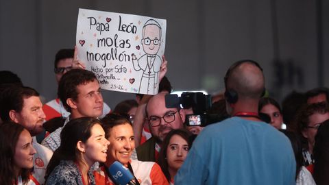 Voluntarios esperan la llegada del Papa a Ifema
