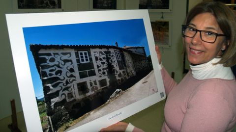 Mar Lpez con una fotografa de una casa con esgrafiado en la fachada.