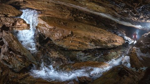 Un curso de agua subterrneo en la cueva de Ceza, que tambin contiene un lago