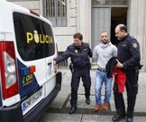 Instante en el que Paulo Jorge abandona la Audiencia. 