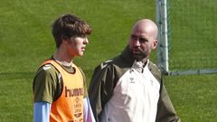Claudio Gir�ldez, junto a Fer L�pez, en el entrenamiento del Celta de este s�bado.