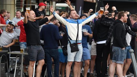 Fans ingleses y galeses cantan en las calles de Lille.