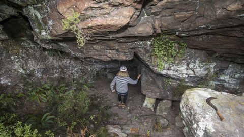 Outro aspecto do interior do t�nel natural que serviu en tempos como forno para calcinar mineral de ferro
