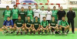 El plantel carball�s inici� ayer los entrenamientos en el Vila de Noia con dos caras nuevas con respecto a la anterior temporada. 