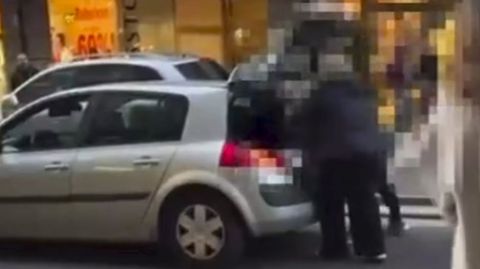 Multada una se&ntilde;ora que bloque&oacute; el paso de una ambulancia al estacionar su veh&iacute;culo en medio de la calzada