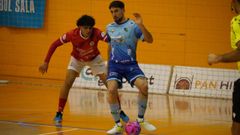 El futbolista andorrano toca el bal�n en un partido contra el Sala 5 Martorell.