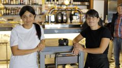 Manuela y Lorena, de la cervecer�a La Industrial, negocio afectado por el corte de luz del mi�rcoles