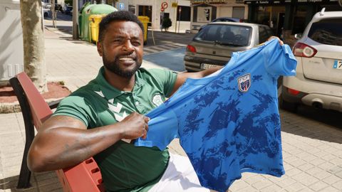 Felix Martins posa vestido co polo da SD Burela e sostendo a camiseta da selecci�n de Cabo Verde