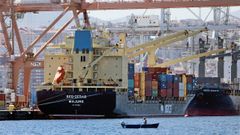 Imagen de archivo de un portacontenedores operando en los muelles de Vigo.