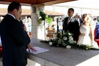 El alcalde de Malpica ofici� la boda de Eduardo Rey y Sandra Cotelo.