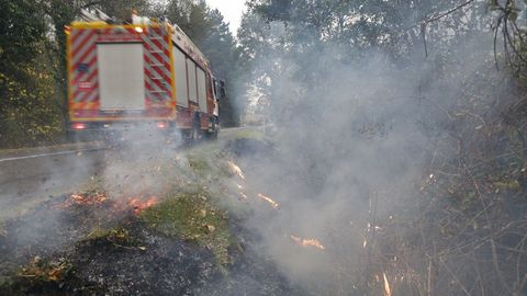 Fuego en la carretera entre Monforte y Pobra