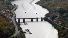 Barcos y pantalanes en el embalse de Os Peares, el que soporta m�s infraestructura de este tipo de toda la Ribeira Sacra