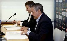 Otero y Pita (en primer t�rmino) durante la firma. 