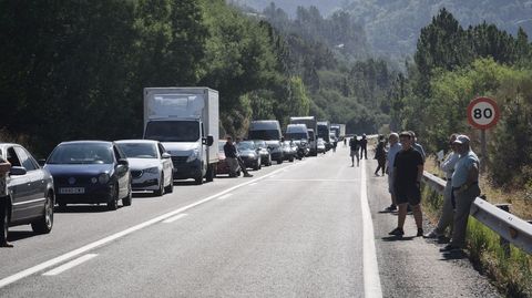 Los manifestantes abr�an el paso cada veinte minutos, pero a�n as� se formaron importantes colas