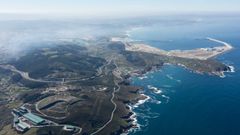 IMAGEN AEREA DE LA PLANTA DE TRATAMIENTO DE RESIDUOS SOLIDOS URBANOS EN NOSTIAN - SUEVOS (IZQ.). SUEVOS. AL FONDO PUERTO EXTERIOR DE PUNTA LANGOSTEIRA PUERTO EXTERIOR DE A CORU�A Y VIAL QUE ENLAZA LA INFRAESTRUCTURA PORTUARIA CON LA AUTOVIA AG-55.
