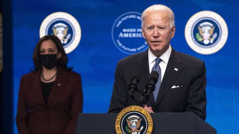 Biden, ante la prensa, acompa�ado por la vicepresidenta
