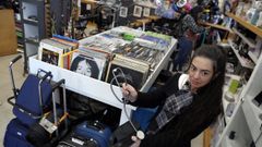 Los empleados de las tiendas de segunda mano en Barbanza colocan todo tipo de productos en sus mostradores