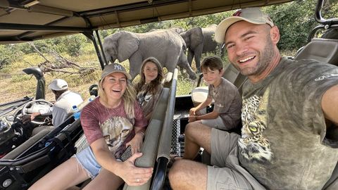 Gosia y Adrián con sus hijos, Daniela y Óliver, de safari