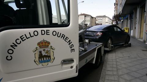 Imagen de archivo de una gr�a municipal actuando en Ourense.