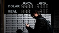 La Bolsa de Buenos Aires se desploma tras la debacle del presidente Macri en las primarias. El candidato peronista, Alberto Fern�ndez, super� en 15 puntos al actual mandatario. En su apertura la bolsa argentina perd�a m�s de un 12%, pero poco despu�s llegaba al 32