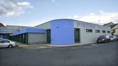 Exterior de la piscina municipal de Monforte, en el barrio de A Pinguela