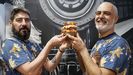 Juan y ngel, de La Estacin de Loman, han elaborado la hamburguesa Burca