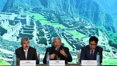 El ministro de Comercio Exterior y Turismo, Rogers Valencia; el ministro de Cultura peruano, Alberto Beingolea, y el presidente ejecutivo del Servicio Nacional de �reas Naturales Protegidas por el Estado, Jos� Carlos Nieto Navarrete, anunciando los cambios en las reservas
